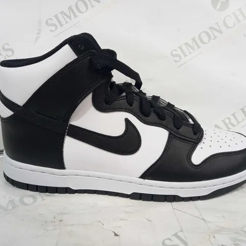 BOXED PAIR OF NIKE SHOES IN BLACK/WHITE UK SIZE 7