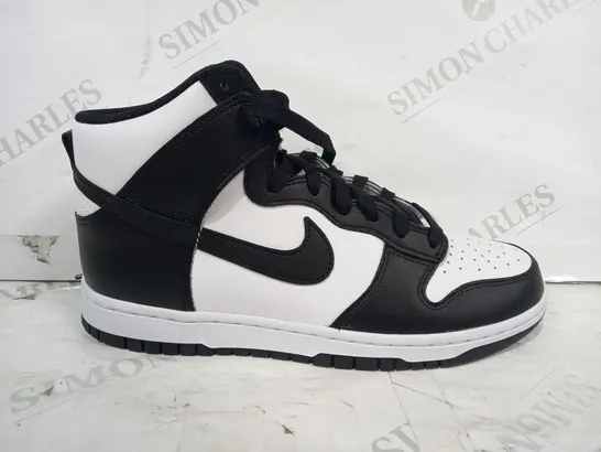 BOXED PAIR OF NIKE SHOES IN BLACK/WHITE UK SIZE 7