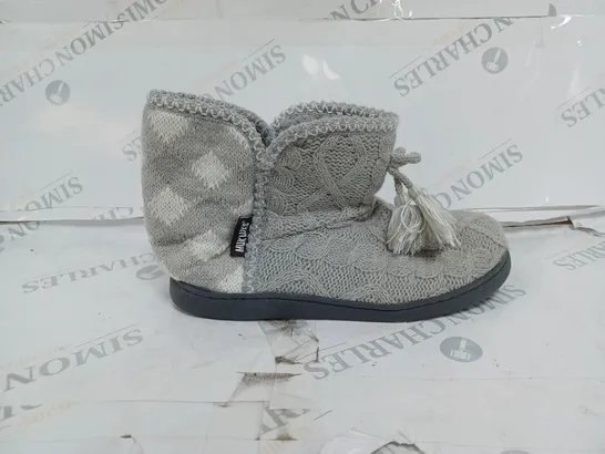 PAIR OF MUK LUKS LINA SLIPPER BOOTS IN MEDIUM GREY - UK SIZE 9