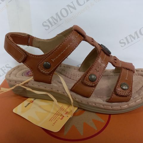 BOXED PAIR OF EARTH SPIRIT SANDALS - BROWN SIZE 7