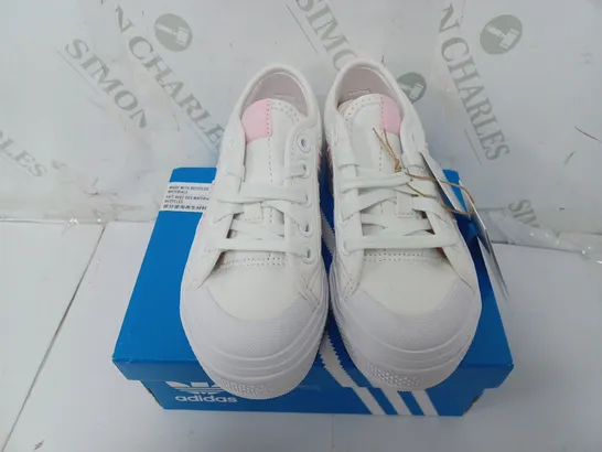 BOXED PAIR OF ADIDAS NIZZA PLATFORM TRAINERS IN WHITE/PINK - KIDS UK 10