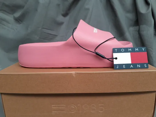 BOXED TOMMY JEANS TJW CHUNKY FLATFORM SLIDE IN PINK - SIZE 39/40