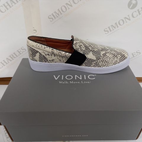 BOXED PAIR OF VIONIC SLIP ON TRAINERS - WHITE/BLACK SIZE 6
