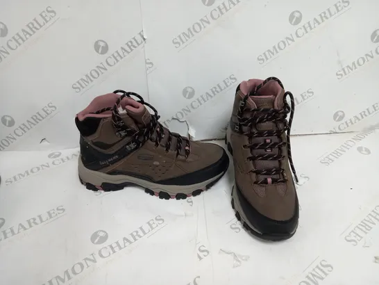 pairs of sketchers hiking boots size 4