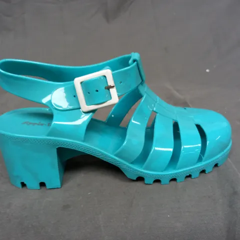 A SINGLE PAIR OF BLUE HEELS/SANDALS IN BLUE. ONE SIZE