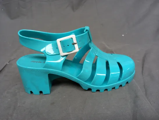 A SINGLE PAIR OF BLUE HEELS/SANDALS IN BLUE. ONE SIZE