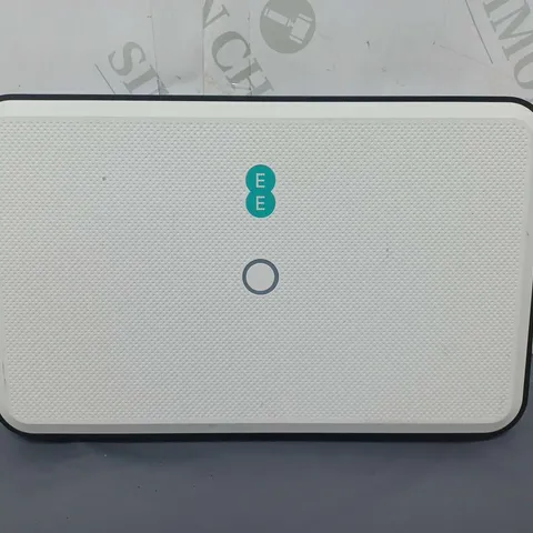 EE WIRELESS WI-FI ROUTER IN WHITE