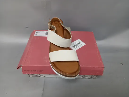 BOXED PAIR OF MODA IN PELLE SANDALS IN WHITE - UK SIZE 7