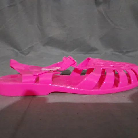 APPROXIMATELY 10 PAIRS OF LINZI FLAT JELLY SANDALS IN VARIOUS SIZES TO INCLUDE SIZE 5