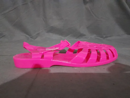 APPROXIMATELY 10 PAIRS OF LINZI FLAT JELLY SANDALS IN VARIOUS SIZES TO INCLUDE SIZE 5