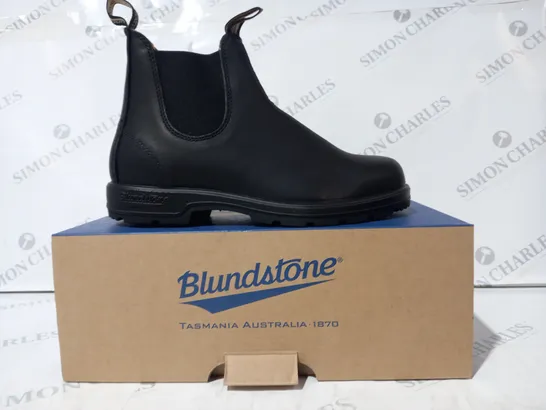 BOXED PAIR OF BLUNDSTONE ELASTIC SIDED BOOTS IN BLACK UK SIZE 7