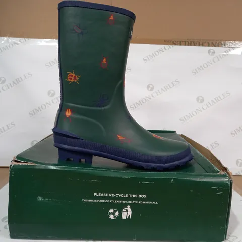 BOXED PAIR OF BARBOUR SHIELD WELLINGTON BOOTS IN NAVY W. BUG DESIGN UK SIZE 6