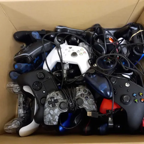 LOT OF APPROX. 25 CONTROLLERS (XBOX, PS4)