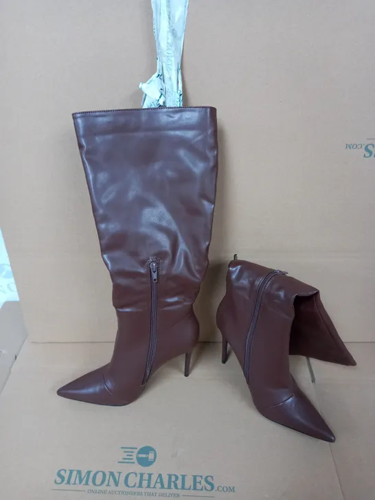 BROWN KNEE HIGH HEELED BOOTS SIZE 4