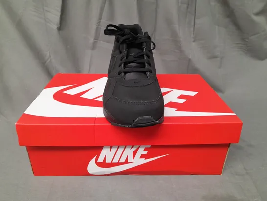 BOXED PAIR OF NIKE AIR MAX SHOES IN BLACK UK SIZE 10.5