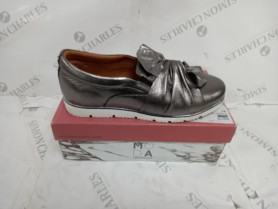 MODA IN PELLE ANETTE TWIST FRONT TRAINER - UK SIZE 8, PEWTER METALLIC 