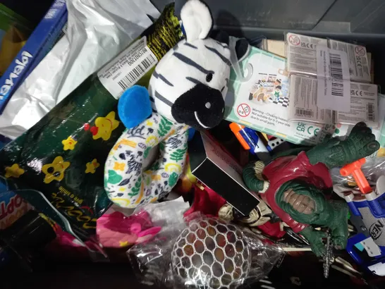 LOT OF APPROXIMATELY 15 ASSORTED TOYS AND GAMES TO INCLUDE NERF GUN, OH MY GIF, BAI BIAN BRICK GAME