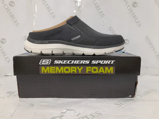 BOXED PAIR OF SKETCHERS SPORT FLEX-LITE SLIP-ON TRAINERS IN CHARCOAL SIZE 7 