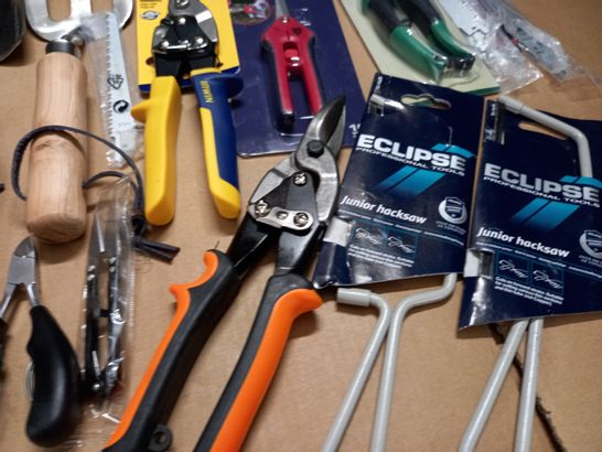 LOT OF ASSORTED TOOLS AND DIY ITEMS TO INCLUDE PRECISION SNIPS, GARDEN TOOL SET AND HACKSAW BLADES