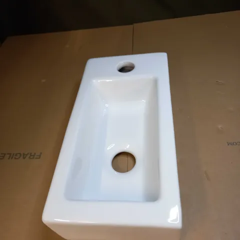 CERAMIN WALL MOUNT BATHROOM SINK 