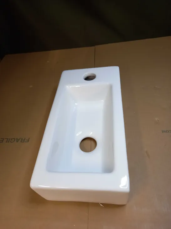 CERAMIN WALL MOUNT BATHROOM SINK 