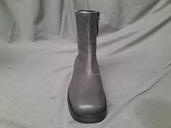 BOXED PAIR OF DESIGNER ANKLE BOOTS IN GREY EU SIZE 38