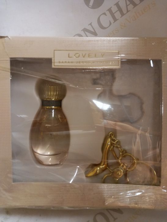 SARAH JESSICA PARKER LOVELY EDP (30 ML) AND KEYRING