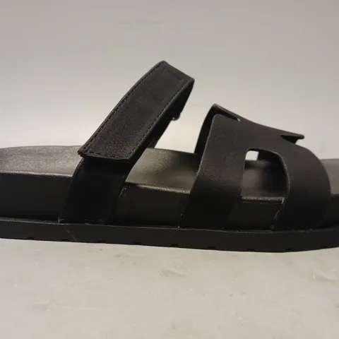 BOXED PAIR OF DESIGNER OPEN TOE FOOTBED SANDALS IN BLACK EU SIZE 7