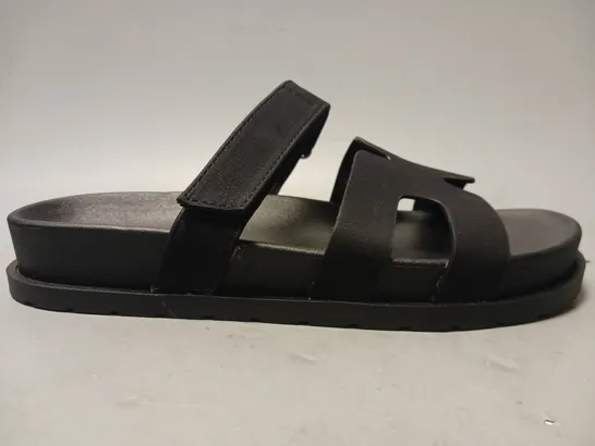 BOXED PAIR OF DESIGNER OPEN TOE FOOTBED SANDALS IN BLACK EU SIZE 7