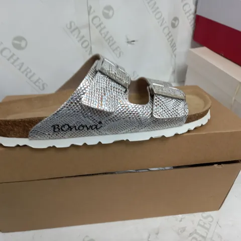 BOXED PAIR OF BONOVA SNAKE DOUBLE STRAP FOOTBED SANDALS IN SILVER EFFECT SNAKE SKIN PATTERN UK SIZE 5