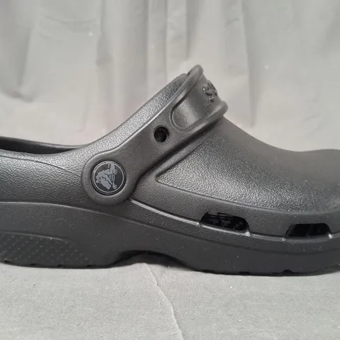 PAIR OF CROCS SPECIALIST II VENT CLOGS IN BLACK UK SIZE M3/W4