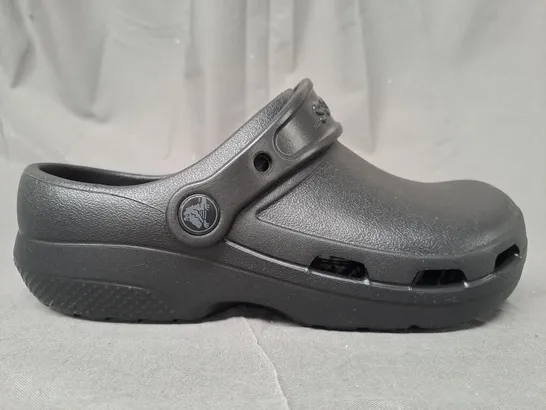 PAIR OF CROCS SPECIALIST II VENT CLOGS IN BLACK UK SIZE M3/W4