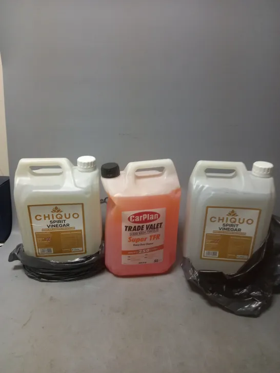 3 HOUSEHOLD ITEMS TO INCLUDE CARPLAN HEAVY DUTY CLEANER, AND CHIQUO SPIRIT VINEGAR 