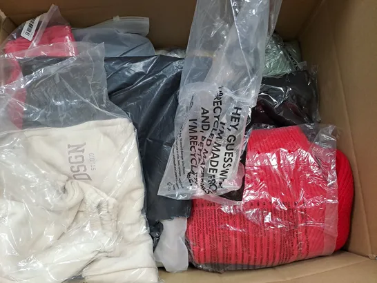 BOX OF APPROXIMATELY 25 ASSORTED CLOTHING ITEMS TO INCUDE - DRESSES - TROUSERS , TOPS , HOODIE - ETC