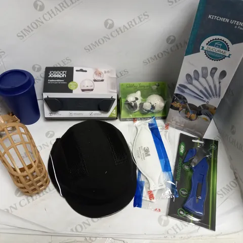 BOX OF APPROXIMATELY 15 ASSORTED HOUSEHOLD ITEMS TO INCLUDE KITCHEN UTENSILS SET, LID HOLDERS, RIDERS HELMET ETC