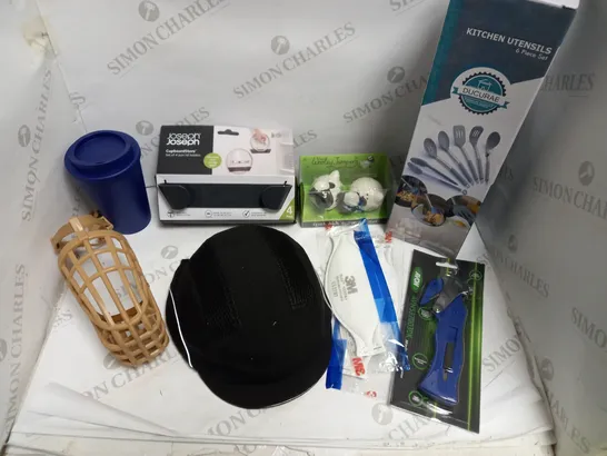 BOX OF APPROXIMATELY 15 ASSORTED HOUSEHOLD ITEMS TO INCLUDE KITCHEN UTENSILS SET, LID HOLDERS, RIDERS HELMET ETC