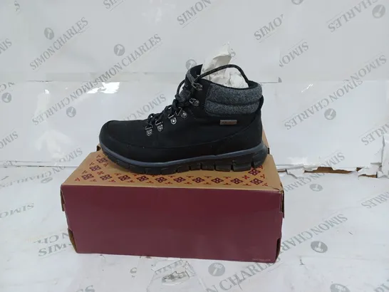 BOXED SKECHERS BLACK LACE UP BOOTS- SIZE 6 