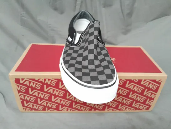 BOXED PAIR OF VANS OFF THE WALL CLASSIC SLIP-ON SHOES IN BLACK/PEWTER CHECKERBOARD UK SIZE 9.5