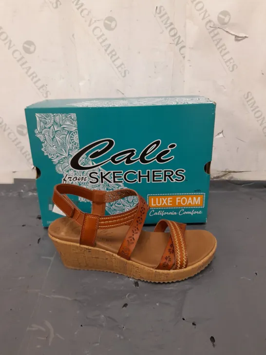 SKETCHERS CALI WOMENS SIZE 9 WEDGE HEEL SANDALS 