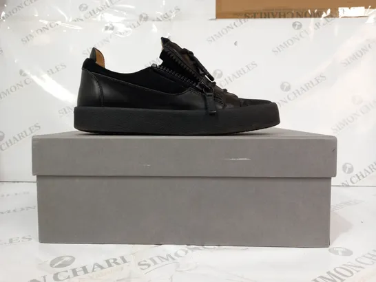 BOXED PAIR OF GIUSEPPE ZANOTTI SHOES IN BLACK EU SIZE 40.5