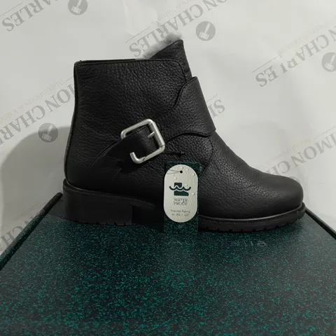 BOXED PAIR OF EMU EXPLORER BOURKE WATER RESISTANT ANKLE BOOTS IN BLACK - SIZE 7
