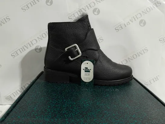 BOXED PAIR OF EMU EXPLORER BOURKE WATER RESISTANT ANKLE BOOTS IN BLACK - SIZE 7