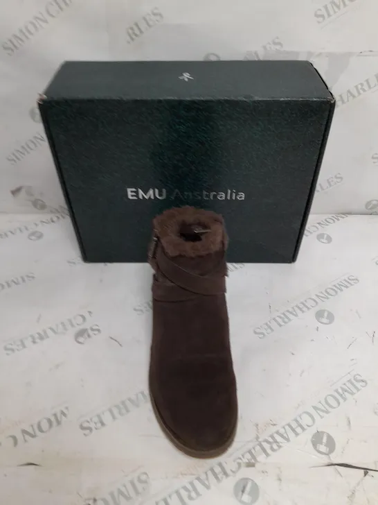 BOXED EMU AUSTRAILIA ESPRESSO MERAK SUEDE BOOTS - SIZE 5