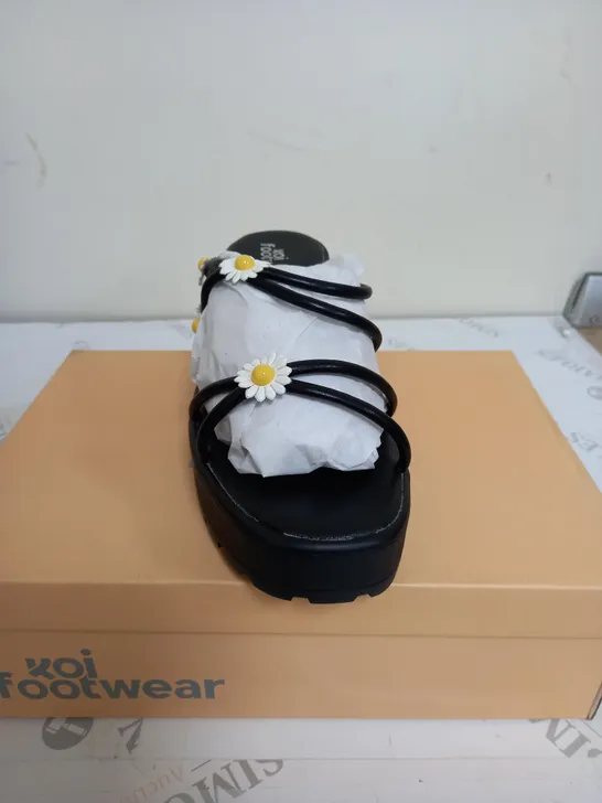 BRAND NEW BOXED PAIR OF KOI VEGAN LEATHER BLOOMING DAISY OASIS STRAPPY SLIDERS IN BLACK UK SIZE 10