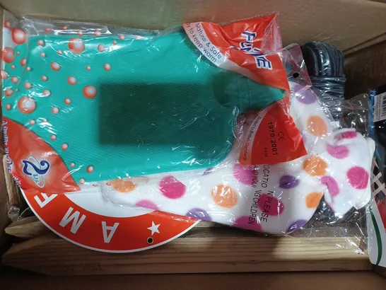 BOX OF APPROXIMATELY 10 ASSORTED HOUSEHOLD ITEMS TO INCLUDE BIRD THEME ALLOY DECORATION, EXTENSION LEAD, AMAZING OVEN GLOVE, ETC