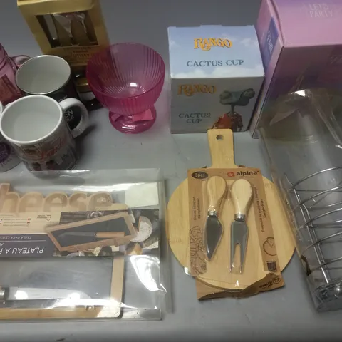 LOT OF 11 ASSORTED COOKWARE ITEMS TO INCLUDE CHEESE BOARD, CUPS AND CUTLERY RACK
