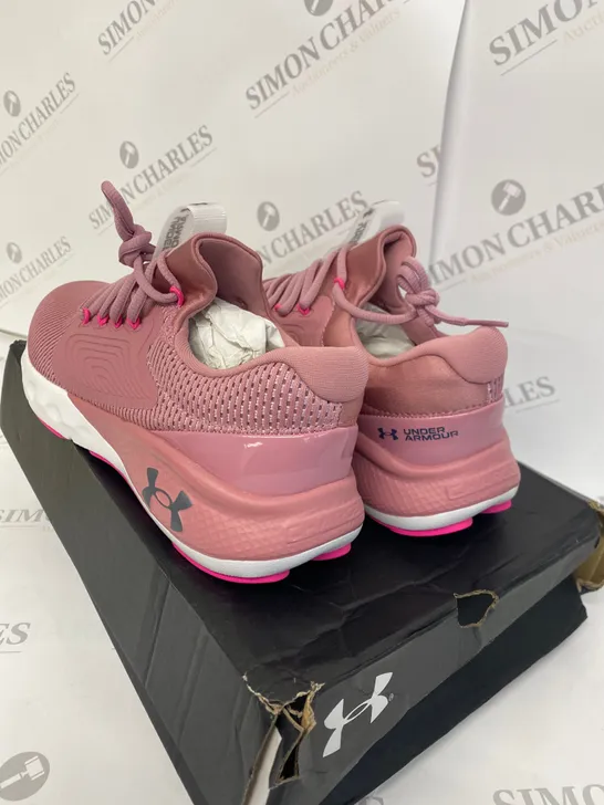 BOXED PAIR OF UNDER ARMOUR CHARGED VANTAGE 2 PINK TRAINERS SIZE 8