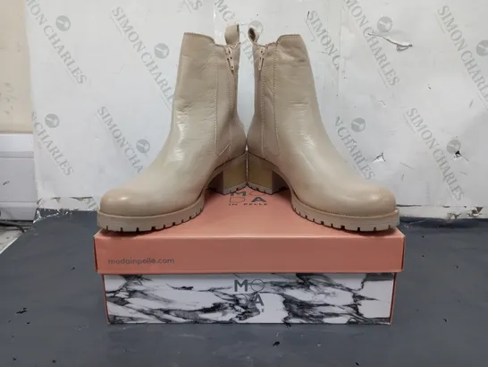 BOXED PAIR OF MODA IN PELLE CHUNKY HEEL CHELSEA BOOTS IN CREAM SIZE 6