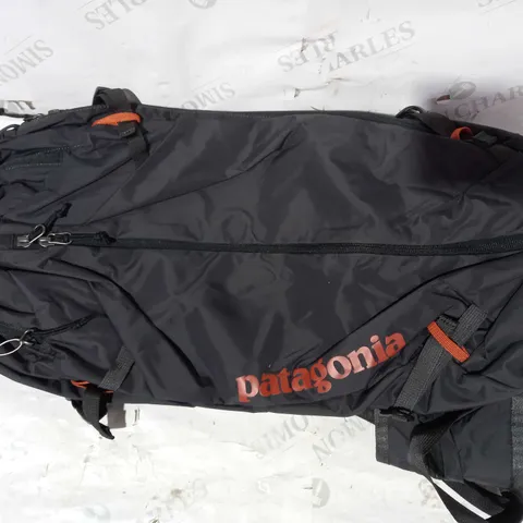 PATAGONIA DIRT ROAMER PACK IN INK BLACK SIZE L/XL (20L)