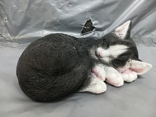 SLEEPING CAT ORNAMENT